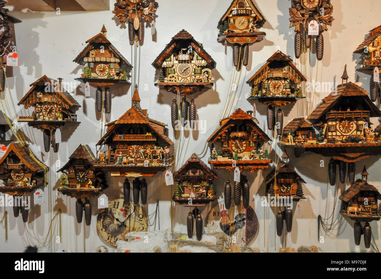 Kuckucksuhren für Verkauf an den Souvenirshop, Titisee, Neustadt, (Schwarzwald Schwarzwald), Baden-Württemberg, Deutschland Stockfoto