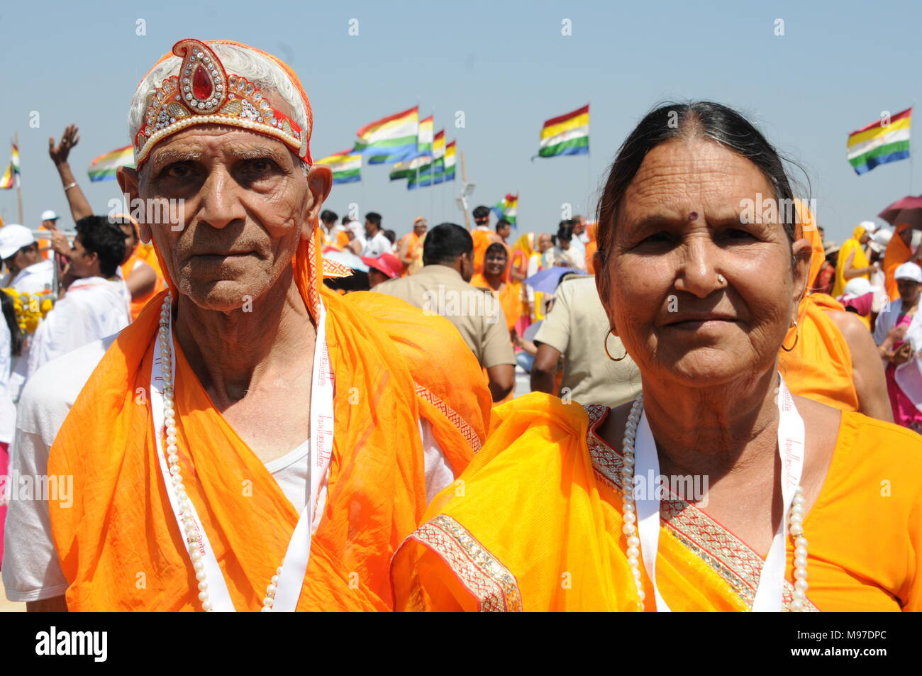 Jain devotees am Fuße von gomateshvara bahubali Statue, Shravanbelagola, Hassan, Karnataka, Indien während der Mahamastakabhisheka Festival - Die ano Stockfoto