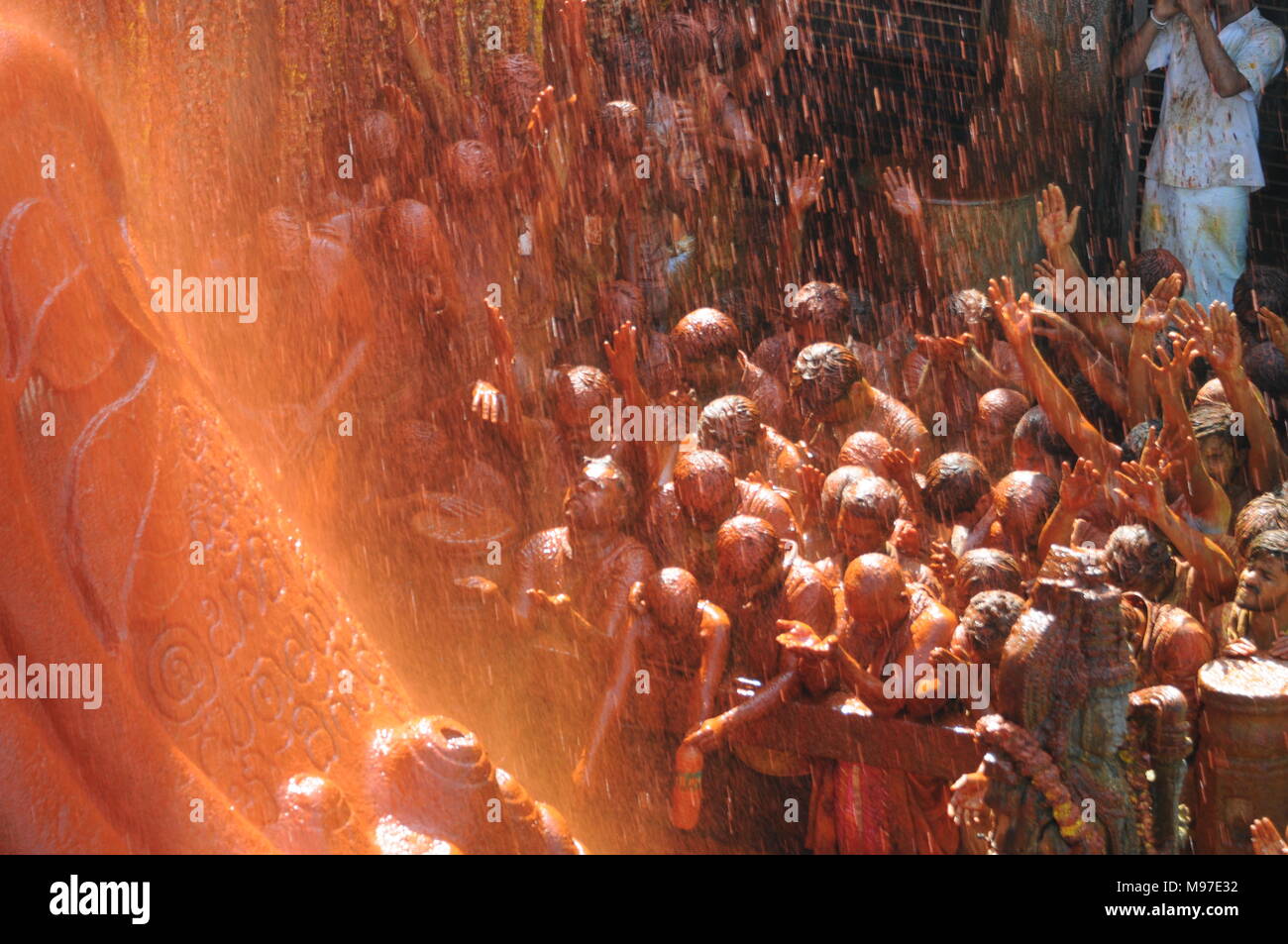 Mahamastakabhisheka Festival - die Salbung des Bahubali Gommateshwara Statue bei Shravanabelagola in Karnataka, Indien. Es ist eine wichtige Stockfoto