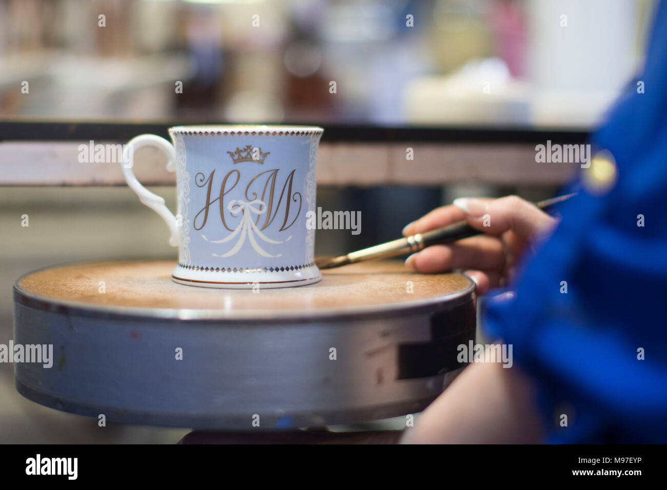 Einen Humpen hat eine Schicht von Detail während der Anfertigung der Gedenktafel des offiziellen Royal Collection Trust china Bereich für Prinz Harry und Meghan Markle wedding angewendet. Stockfoto