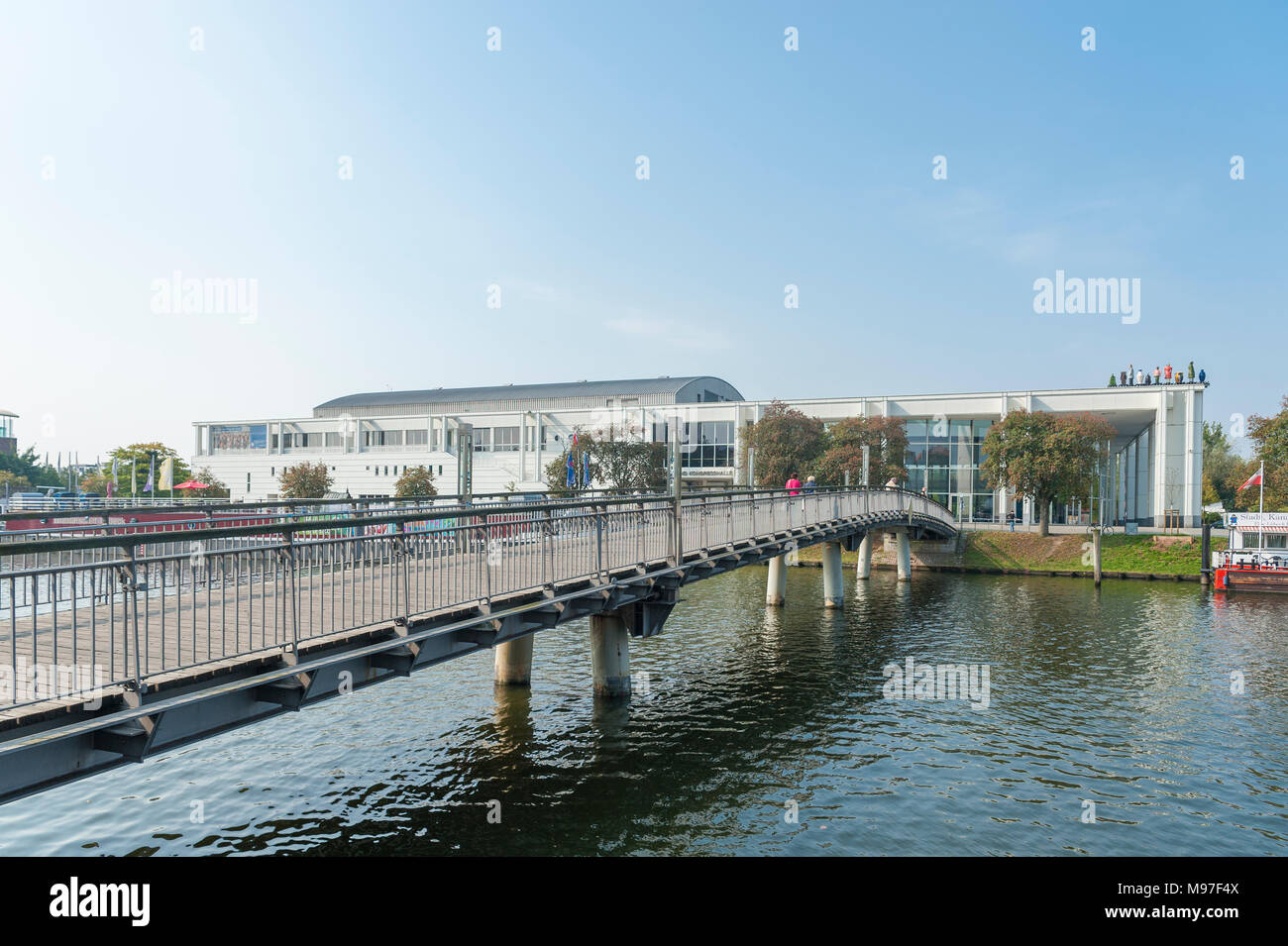 Blick auf die Musik- und Kongresshalle mit Fußgänger-Brücke über die Trave, Lübeck, Ostsee, Schleswig-Holstein, Deutschland, Europa Stockfoto