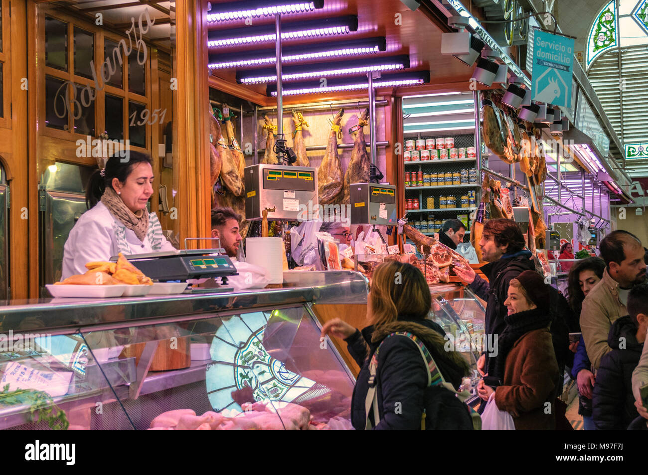 Die Menschen sind der Einkauf am zentralen Markt von Valencia, Spanien Stockfoto