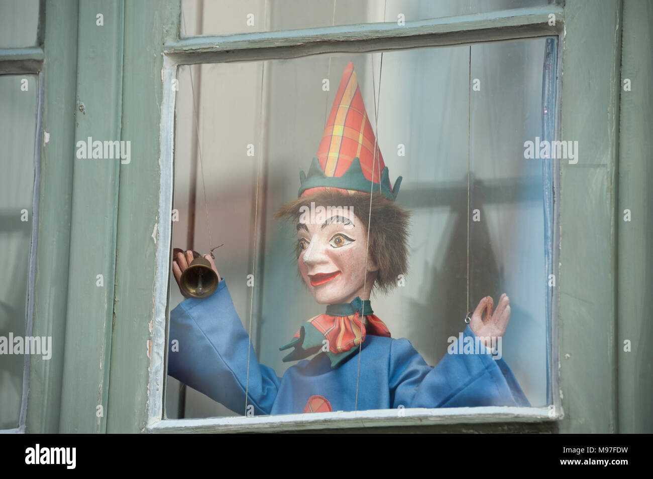 Theaterfigurenmuseum, Clown Puppet im Fenster des Museum für Theater Puppen,  Lübeck, Ostsee, Schleswig-Holstein, Deutschland, Europa Stockfotografie -  Alamy