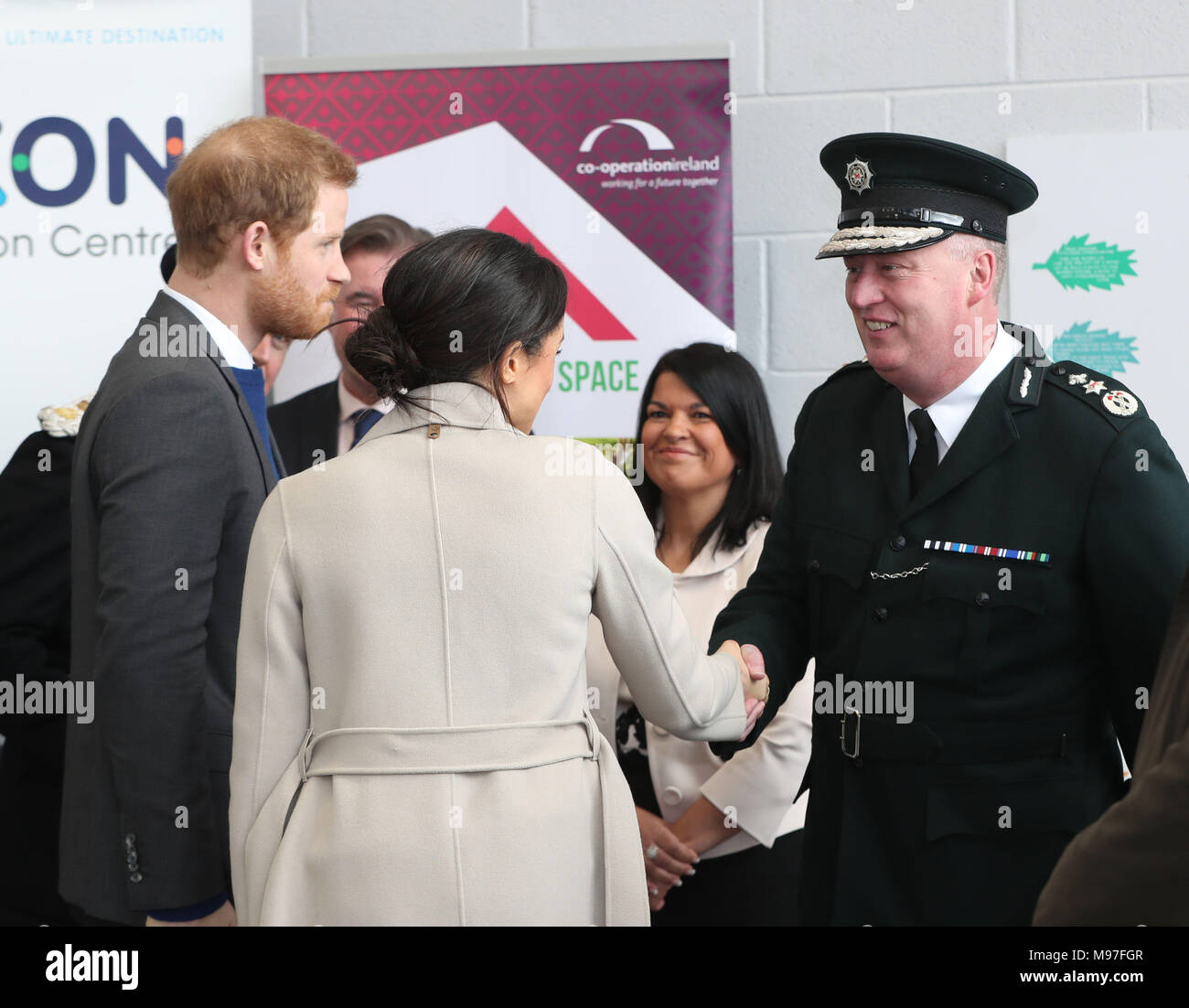 Polizei in Nordirland (PSNI) Chief Constable George Hamilton, grüßt Prinz Harry und Meghan Markle nach ihrer Ankunft für einen Besuch der Eikon Messegelände in Lisburn, wo Sie ein Ereignis im zweiten Jahr der Jugend - LED-peace-building Initiative, den Raum zu markieren besucht. Stockfoto