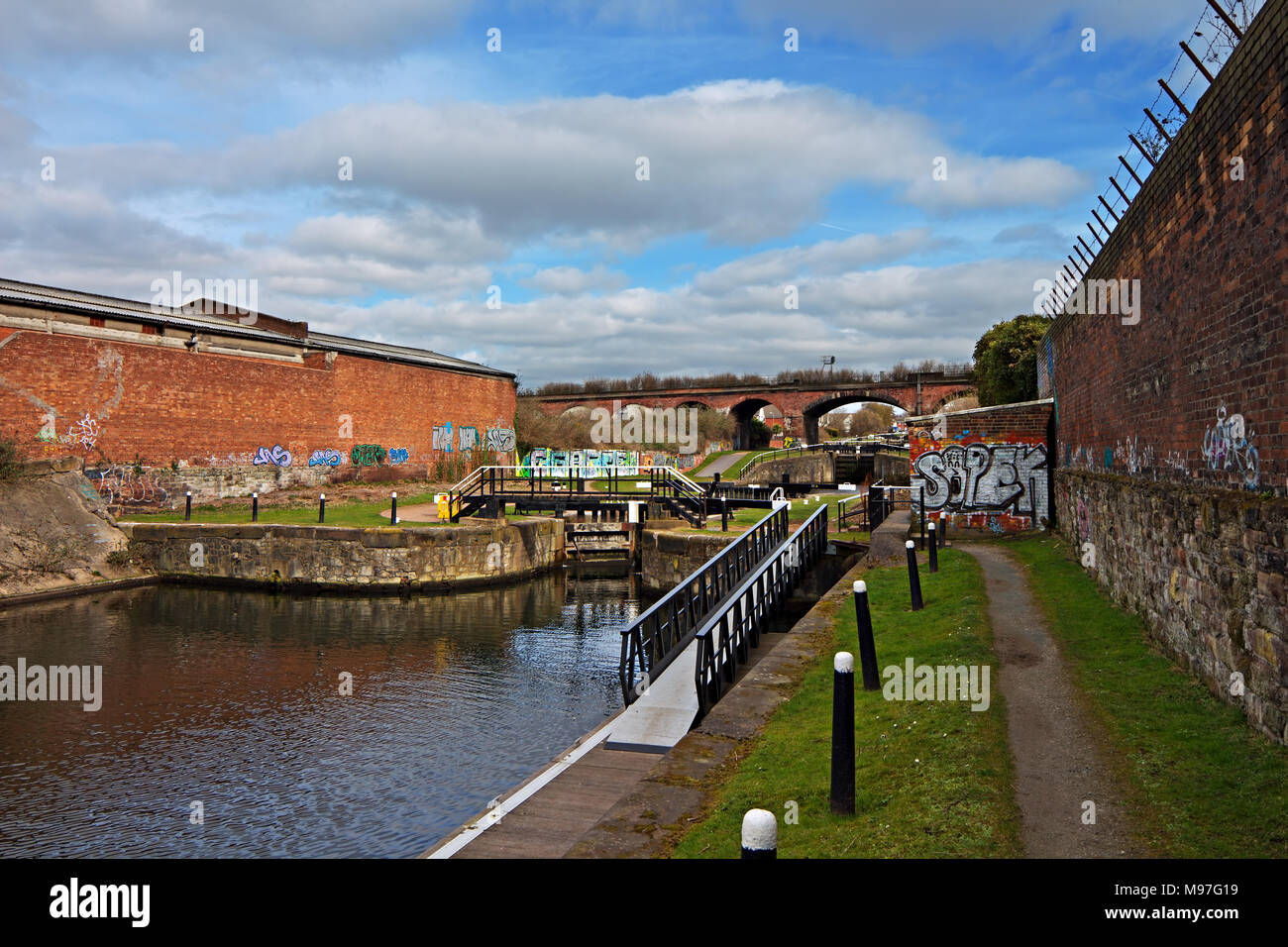 Die Leeds & Liverpool Canal an Stanley Dock Schlösser Liverpool gerade grundlegend Regeneration und Instandhaltungsprogramm. Stockfoto