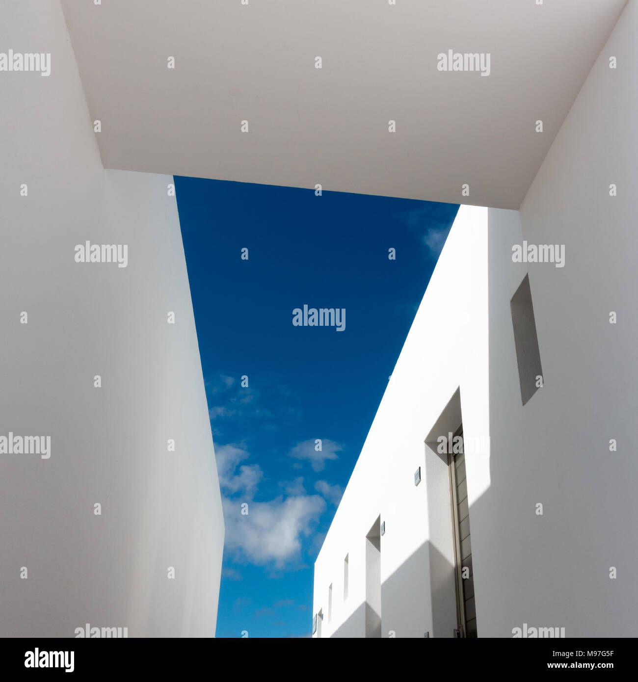Markante abstrakte Sicht von außen weiß Ferienwohnungen und Hotelzimmer suchen in blauer Himmel Stockfoto