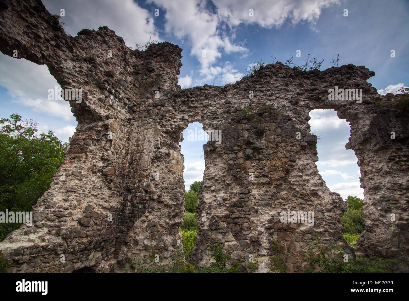 Die Ruinen der Burg der Templer um (XIV Jh.) Serednie Dorf, Transkarpatien, Ukraine Stockfoto