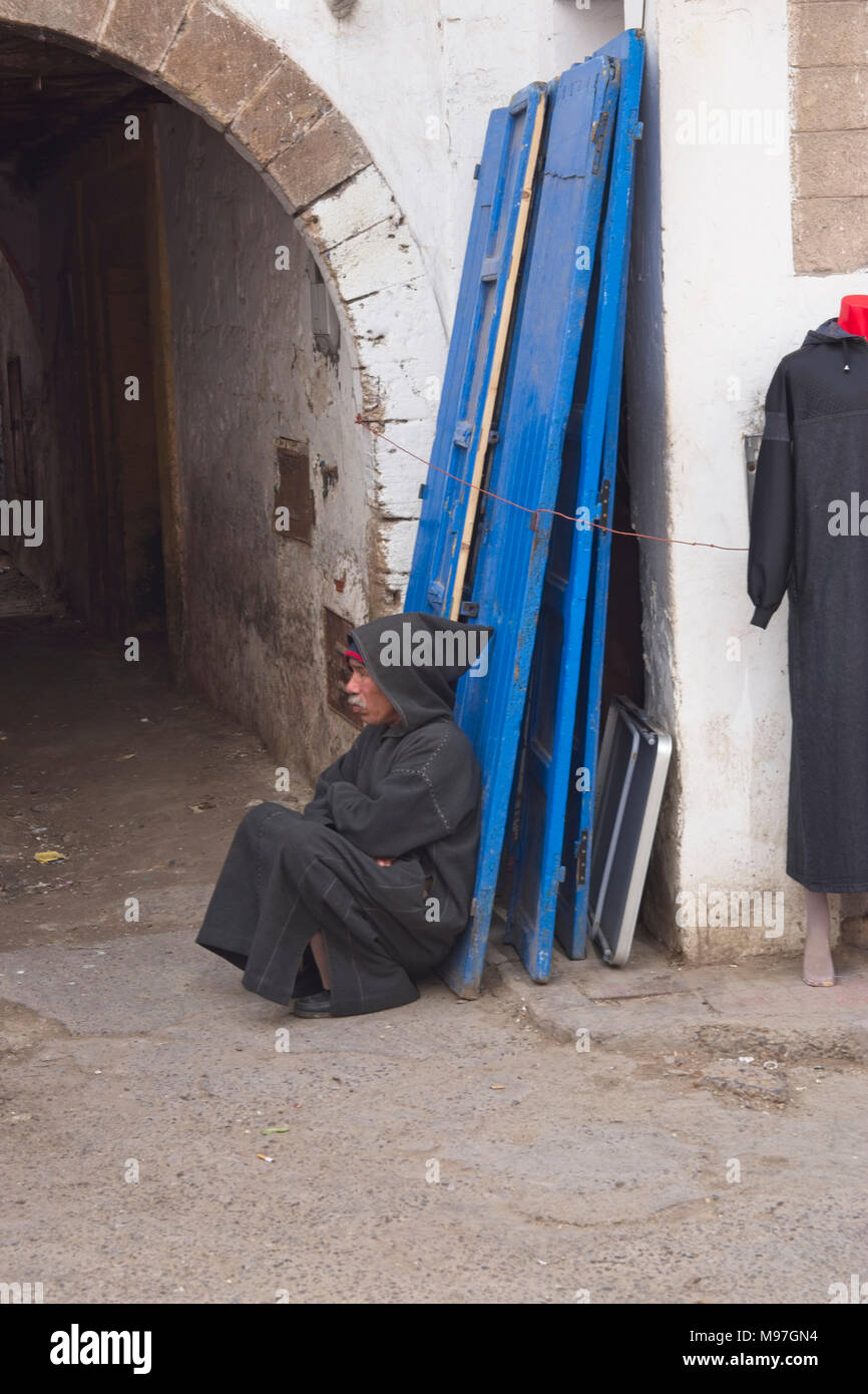 Ältere Mann in Schwarz Berber Mantel an gewölbten Eingang hocken  Stockfotografie - Alamy