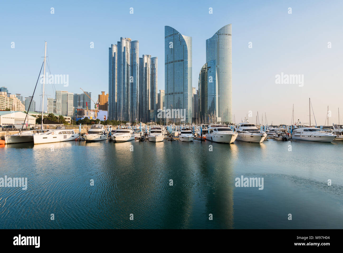 Busan City Skyline Blick in Haeundae, gwangalli Strand mit yacht Pier in Busan, Südkorea. Stockfoto