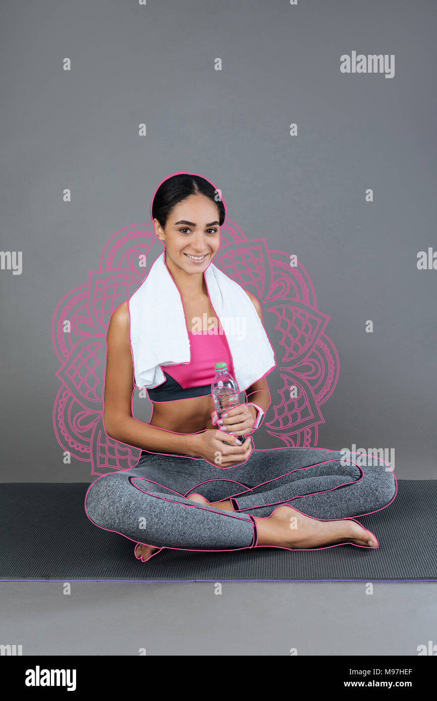 Schöne Yoga Lehrer, eine Flasche Wasser, während Sie einen Rest Stockfoto