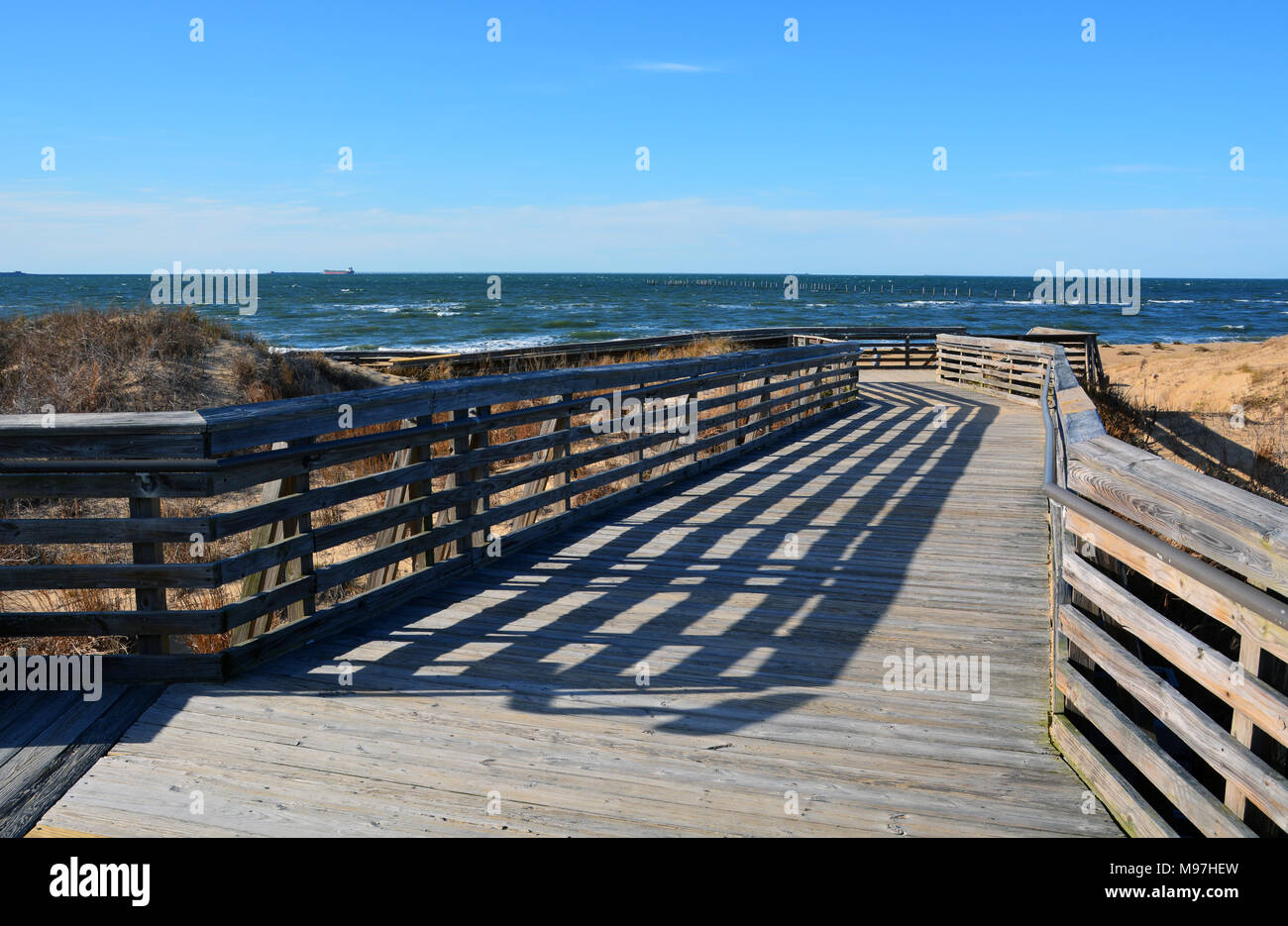 Eine Promenade zum Strand von First Landing State Park in Virginia Beach, Virginia. Stockfoto