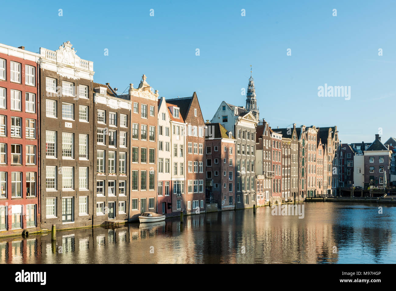 Niederlande traditionelle Häuser und Gracht in Amsterdam in Amsterdam, Niederlande. Stockfoto