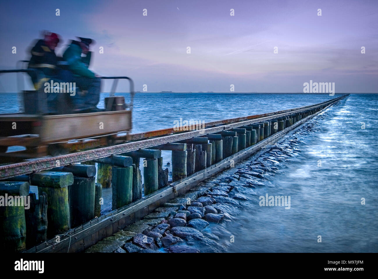 Deutschland, Schleswig-Holstein, Hallig, Oland, Lore, Lorendamm, Fahrt, Langeneß Stockfoto