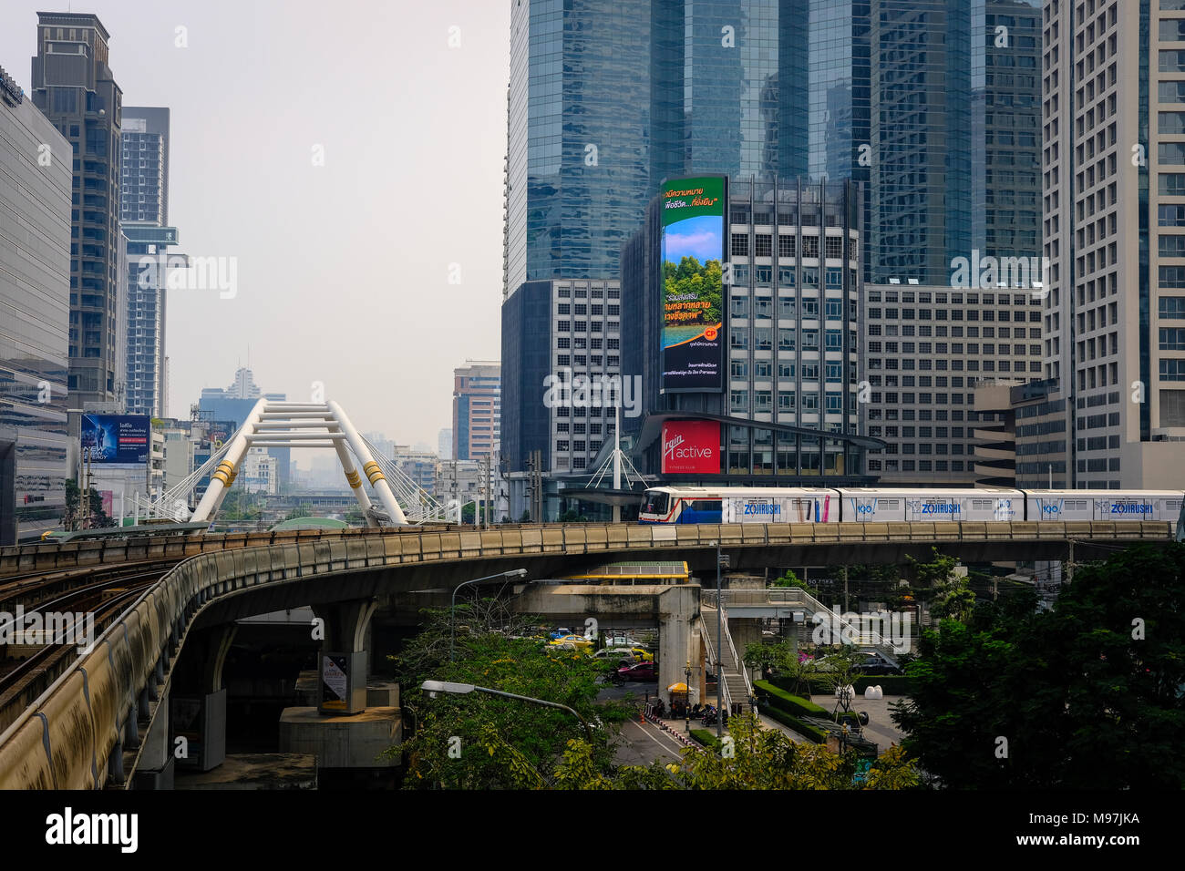 Bangkok, Thailand - 12. März 2018: Stadtbild von modernen Bürogebäude & Brücke an Chong Nonsi BTS Sky Train Station der Mass Transit System in Bangko Stockfoto