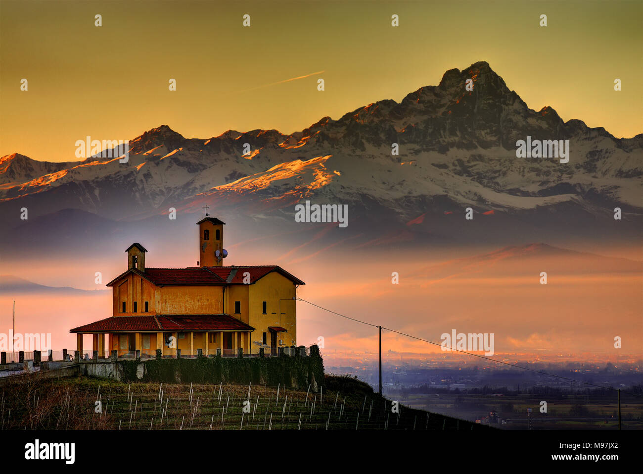 Die Kirche des Partisanen Schrein von Bastia Mondovì, bei St. Bernardo Hill, mit, im Hintergrund, der "König", den Monte Viso. Stockfoto