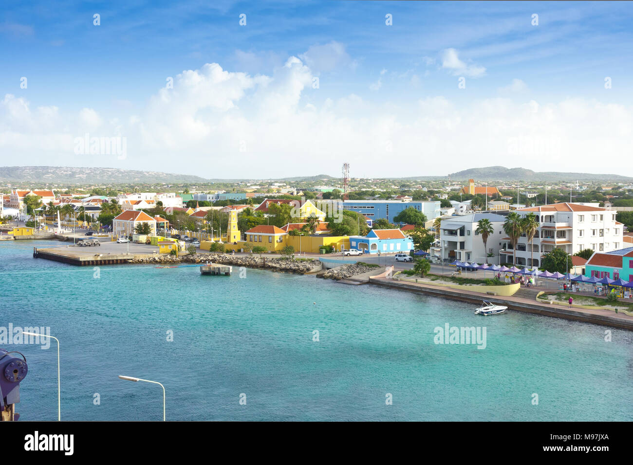Kraledijk Hauptstadt von Bonaire, Niederländische Antillen, Karibik, als von einem Kreuzfahrtschiff Schiff gesehen: so flach wie ein Pfannkuchen Stockfoto