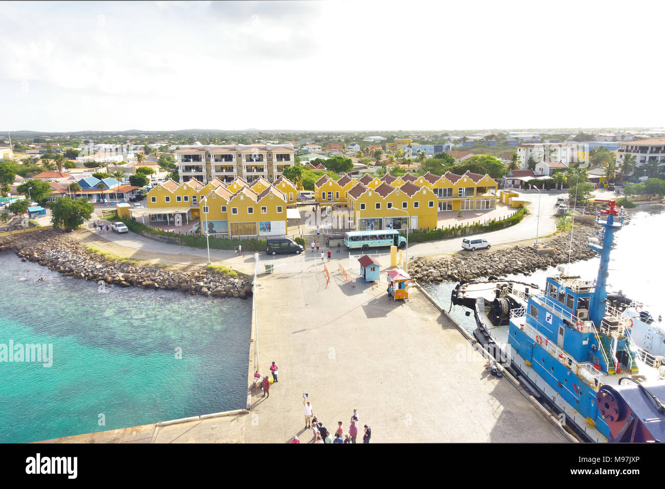 Kraledijk Hauptstadt von Bonaire, Niederländische Antillen, Karibik, als von einem Kreuzfahrtschiff Schiff gesehen: so flach wie ein Pfannkuchen Stockfoto