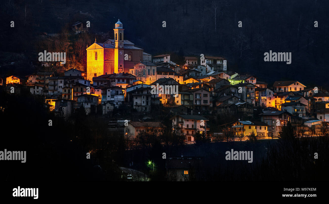 Prea - ein Bergdorf in Italien (Piemont) in der Nacht. Stockfoto
