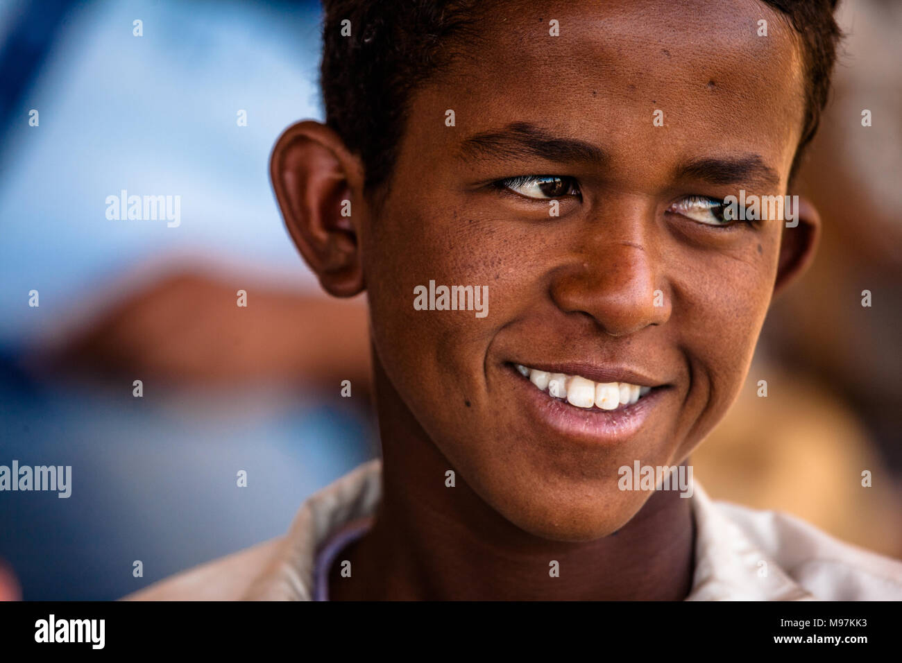 Eine Nahaufnahme von einem Jungen aus einer ägyptischen Bedouin Stamm. Stockfoto