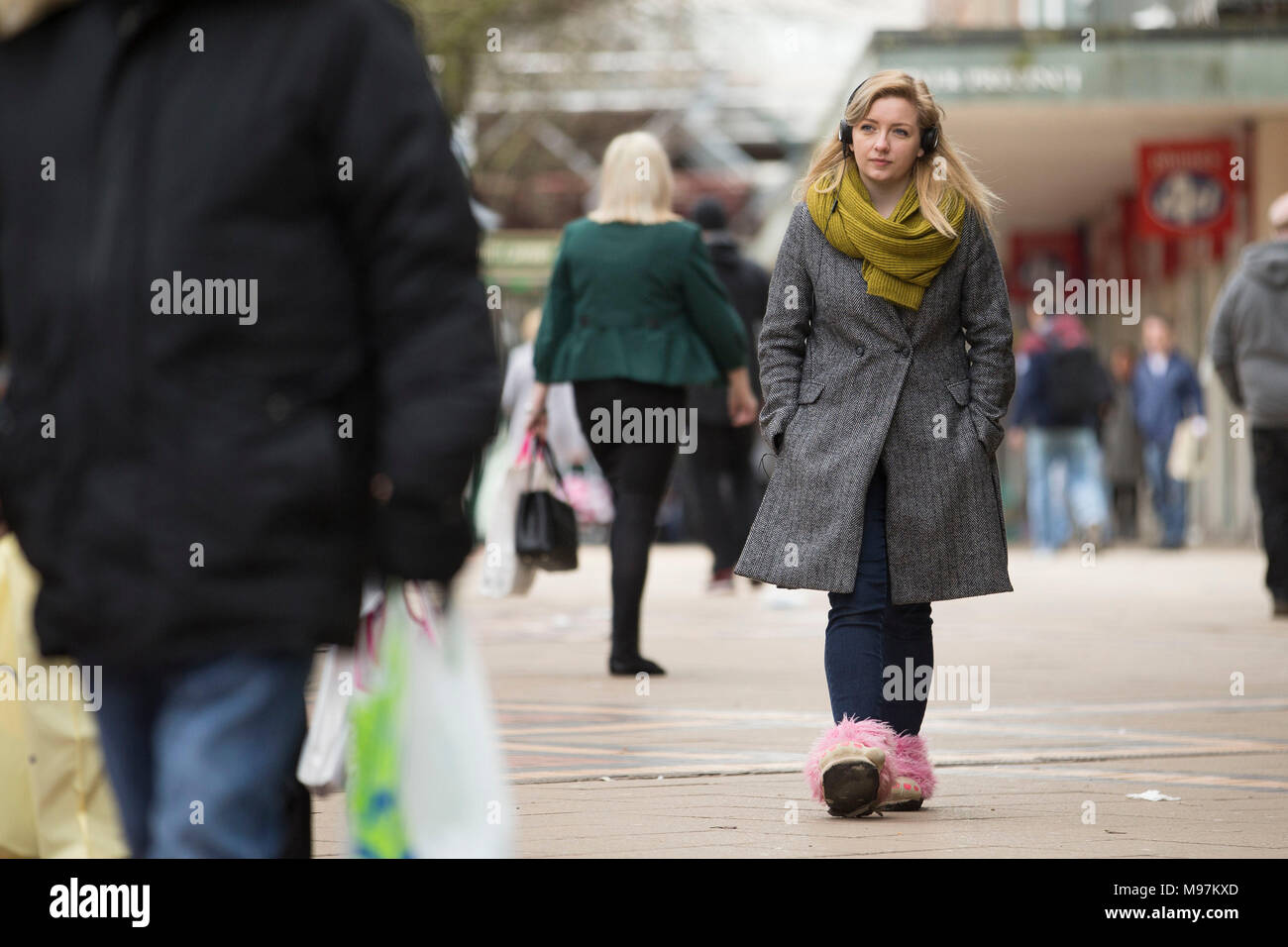 Ein theater Stück eine Meile in meine Schuhe, zu denen die öffentlichkeit eingeladen sind in gespendeten Schuhen gehen und hören Sie sich die Schuhe ursprünglichen Besitzer Geschichte während der Shop Front Festival in Coventry. Stockfoto