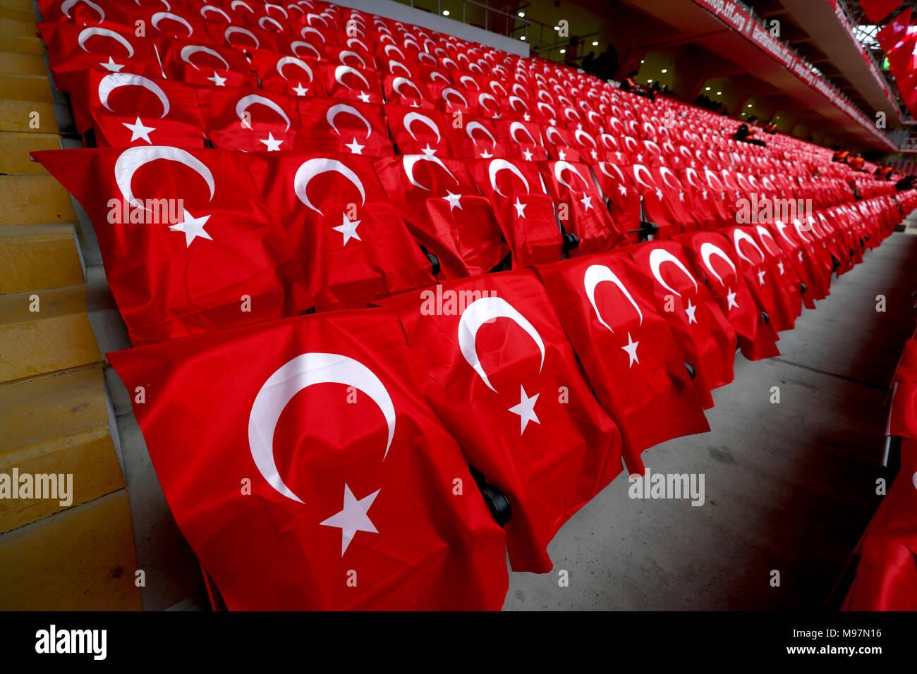 Eine allgemeine Ansicht der Flaggen auf den Sitzen vor dem internationalen Freundschaftsspiel am Antalya Stadion. Stockfoto