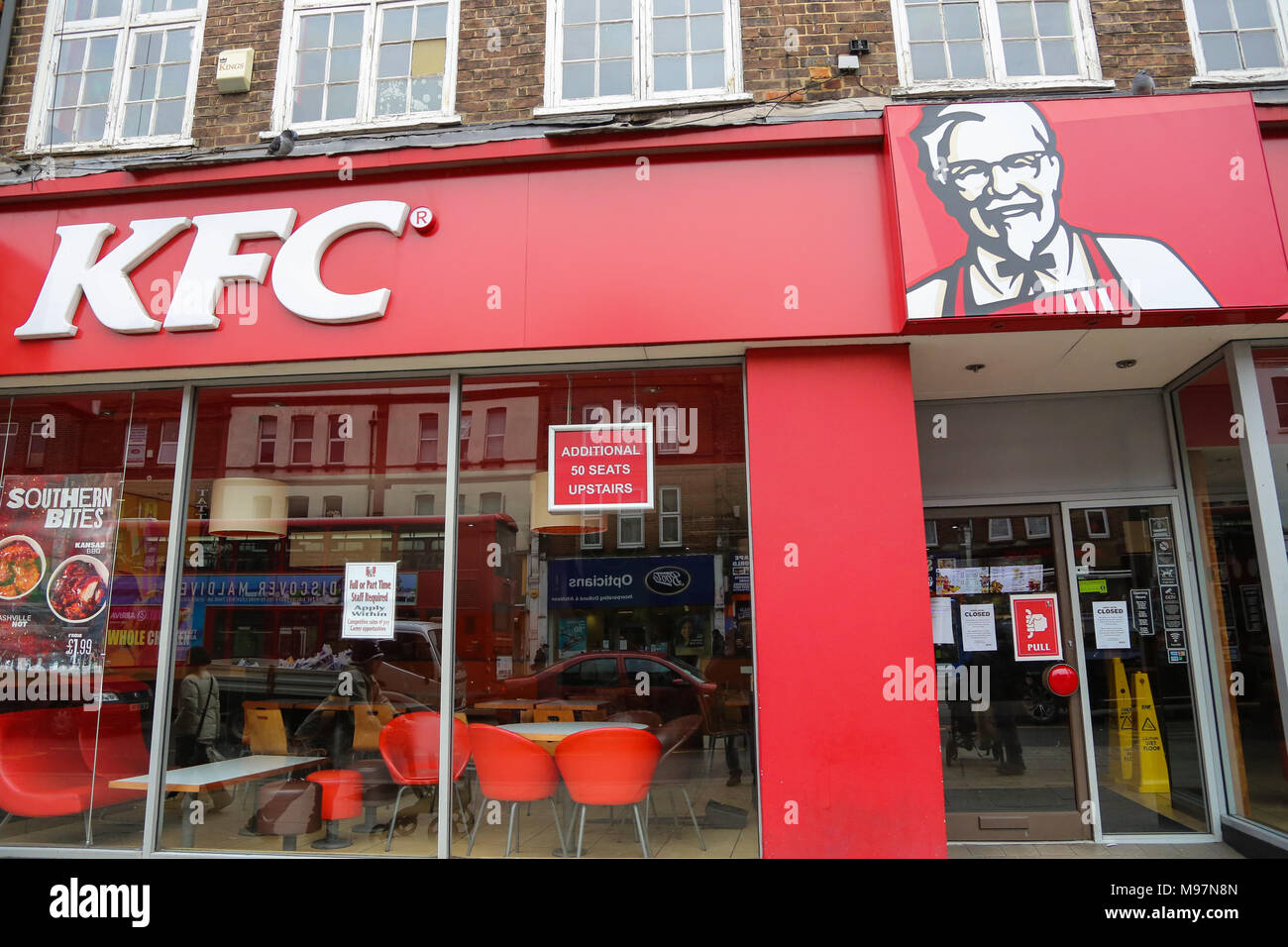Kentucky Fried Chicken (KFC) Fast Food Restaurant in Wood Green, nördlich  von London wurde aufgrund eines Huhn Mangel geschlossen. Neueste Zahlen  zeigen, dass 470 der Fast-food-Kette 900 Geschäftsstellen in Großbritannien  ansässige Division