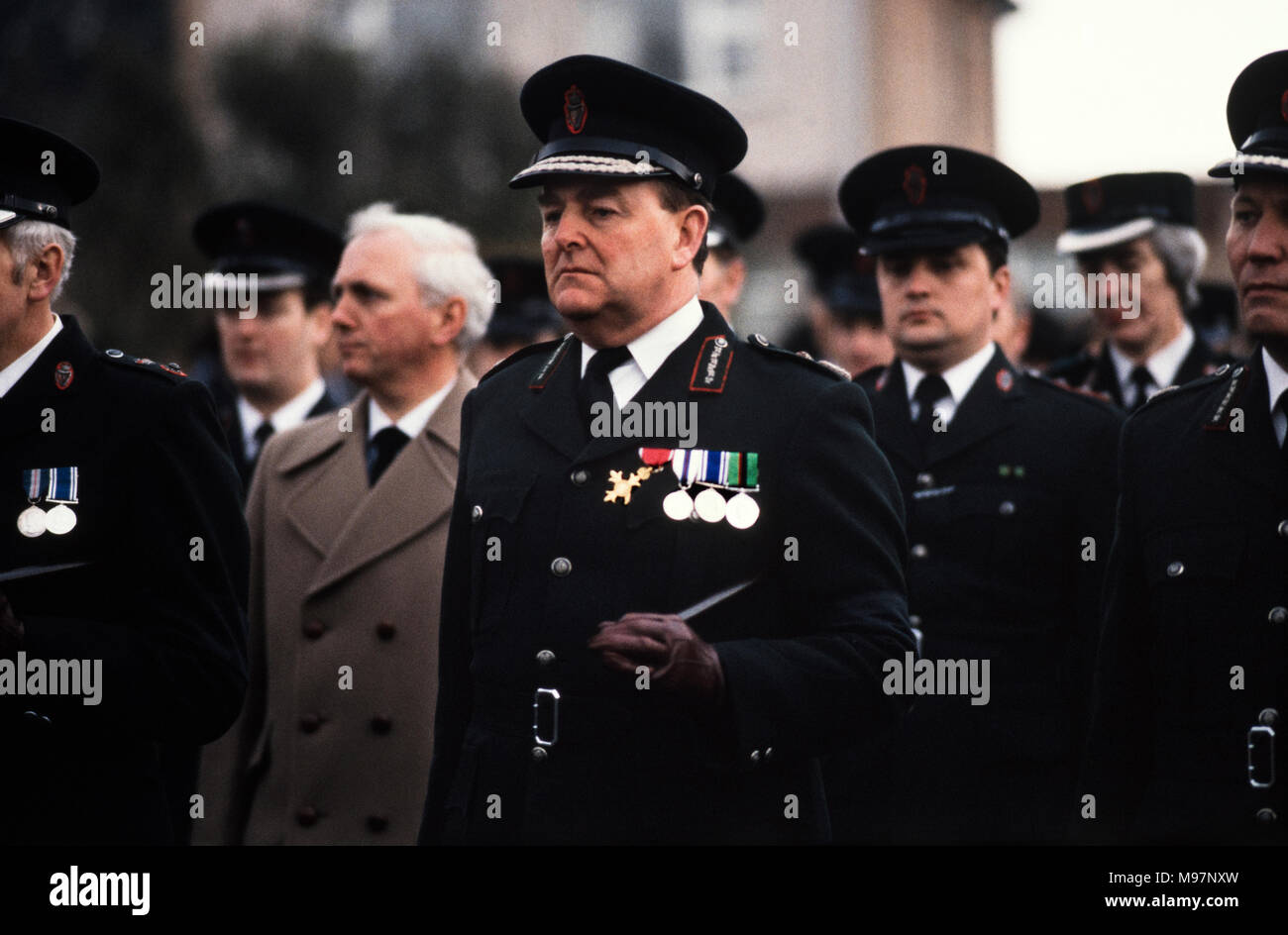 Newry RUC Corry Platz Polizei in Catherine Street angegriffen durch die Provisional IRA mit selbstgemachten Mörtel Bombe. Neun der RUC, sieben Männer und zwei Frauen. 28 Feb 1985 Sir John hermon Leiter der RUC auf der Beerdigung eines seiner toten Offiziere. Diese Fotos wurden am Tag nach dem Angriff und an der Beerdigung ein paar Tage später getroffen. Wikipedia unter: Am 28. Februar 1985, der Provisional Irish Republican Army (IRA) eine schwere Mörser Angriff auf die Royal Ulster Constabulary (RUC) Base am Corry Square in Newry, Nordirland. Der Angriff getötet neun der RUC und Verletzten fast 40 Stockfoto