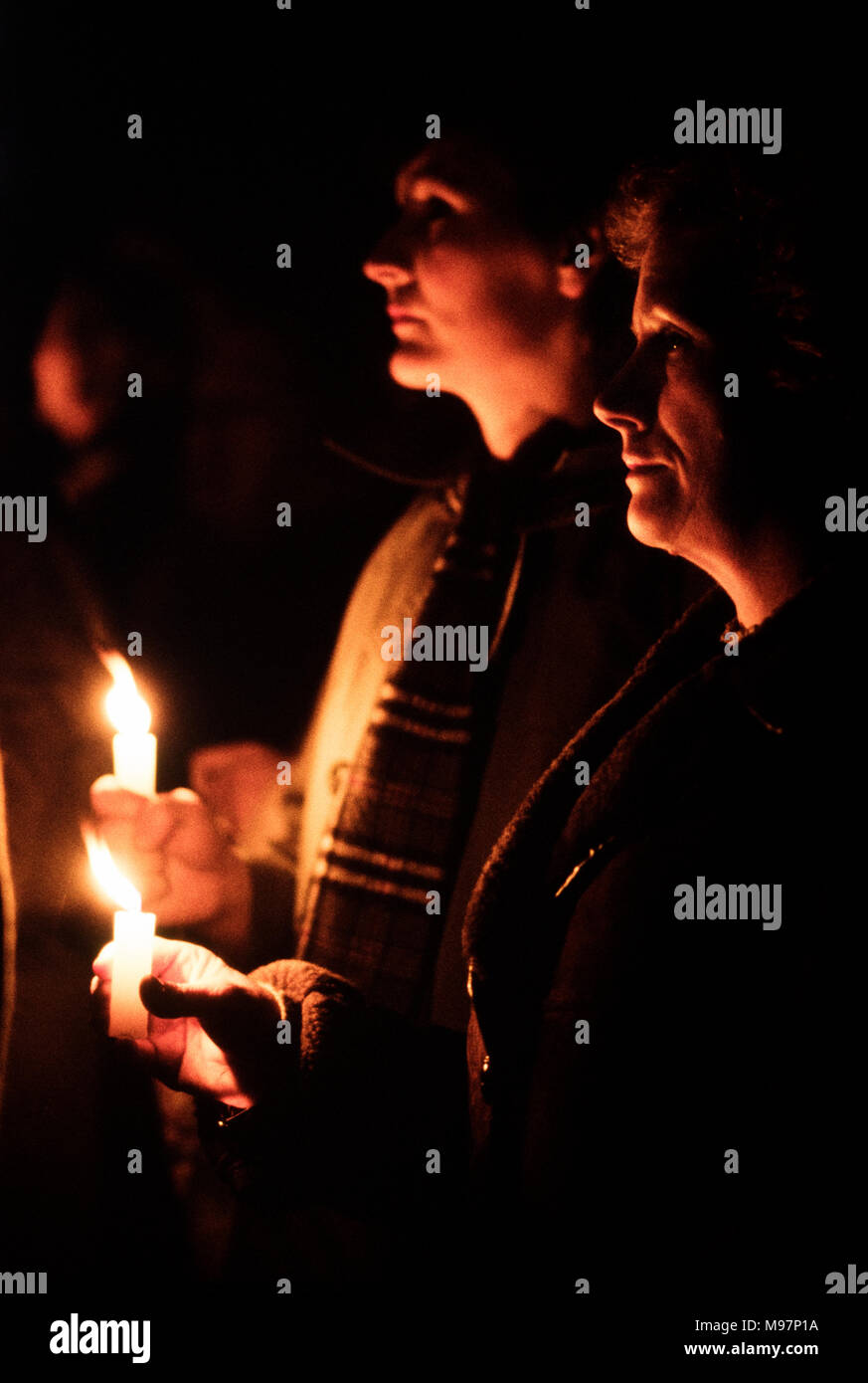 Newry RUC Corry Platz Polizei in Catherine Street angegriffen durch die Provisional IRA mit selbstgemachten Mörtel Bombe. Neun der RUC, sieben Männer und zwei Frauen. 28. Feb. 1985 Diese Fotos wurden am Tag nach dem Angriff und an der Beerdigung ein paar Tage später getroffen. Wikipedia unter: Am 28. Februar 1985, der Provisional Irish Republican Army (IRA) eine schwere Mörser Angriff auf die Royal Ulster Constabulary (RUC) Base am Corry Square in Newry, Nordirland. Der Angriff getötet neun der RUC und Verletzten fast 40 Andere; die höchste Todesrate je erlitten durch die RUC. Der Angriff wurde melden Sie Stockfoto
