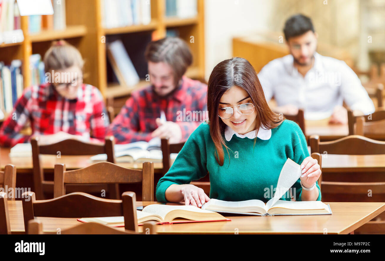 Studieren in der Bibliothek Stockfoto