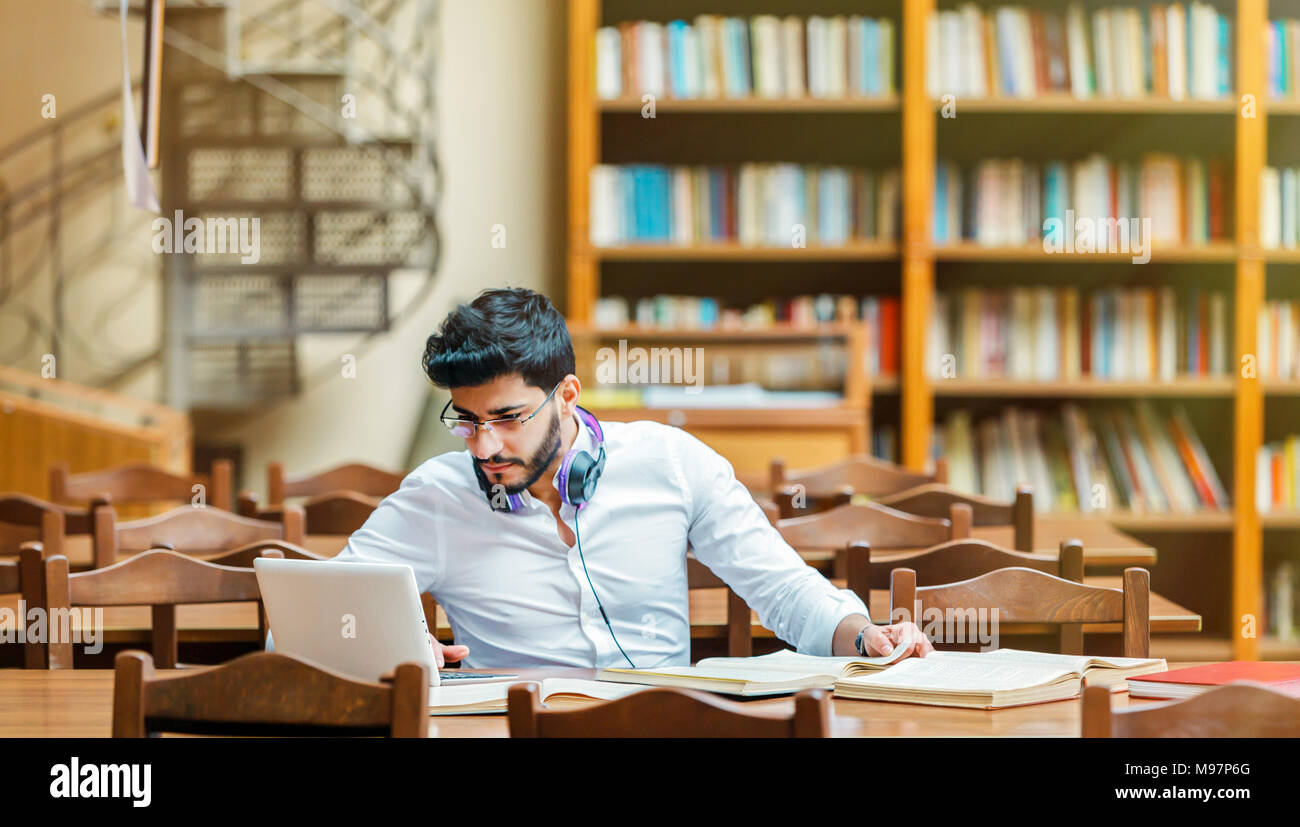 Studieren in der Bibliothek Stockfoto
