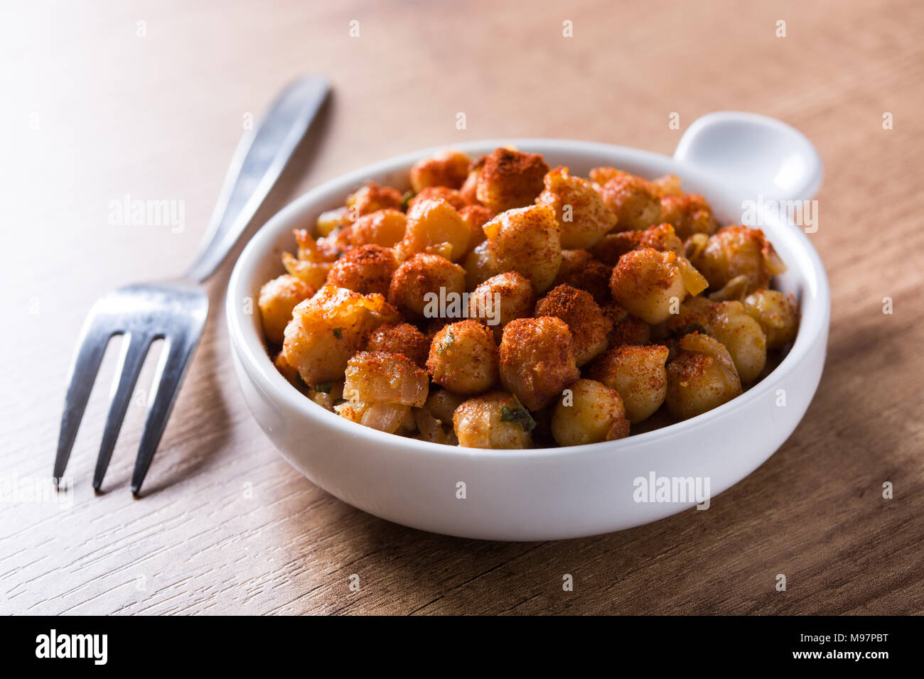 Gebraten würzige Kichererbsen auf hölzernen Tisch Stockfoto