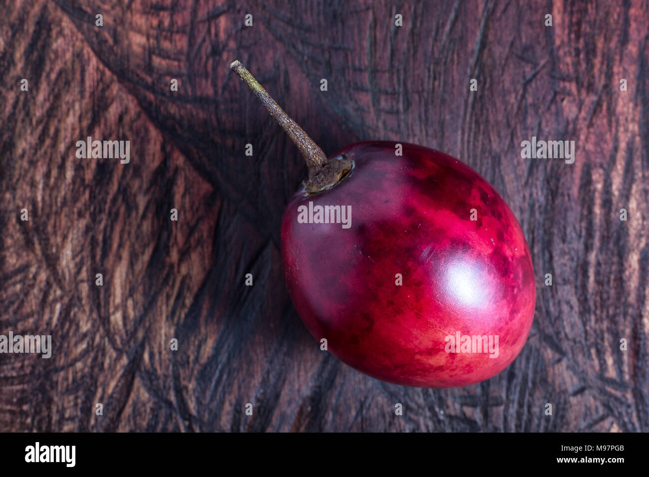 Tamarillo baum Tomate closeup auf rustikale Oberfläche Stockfoto