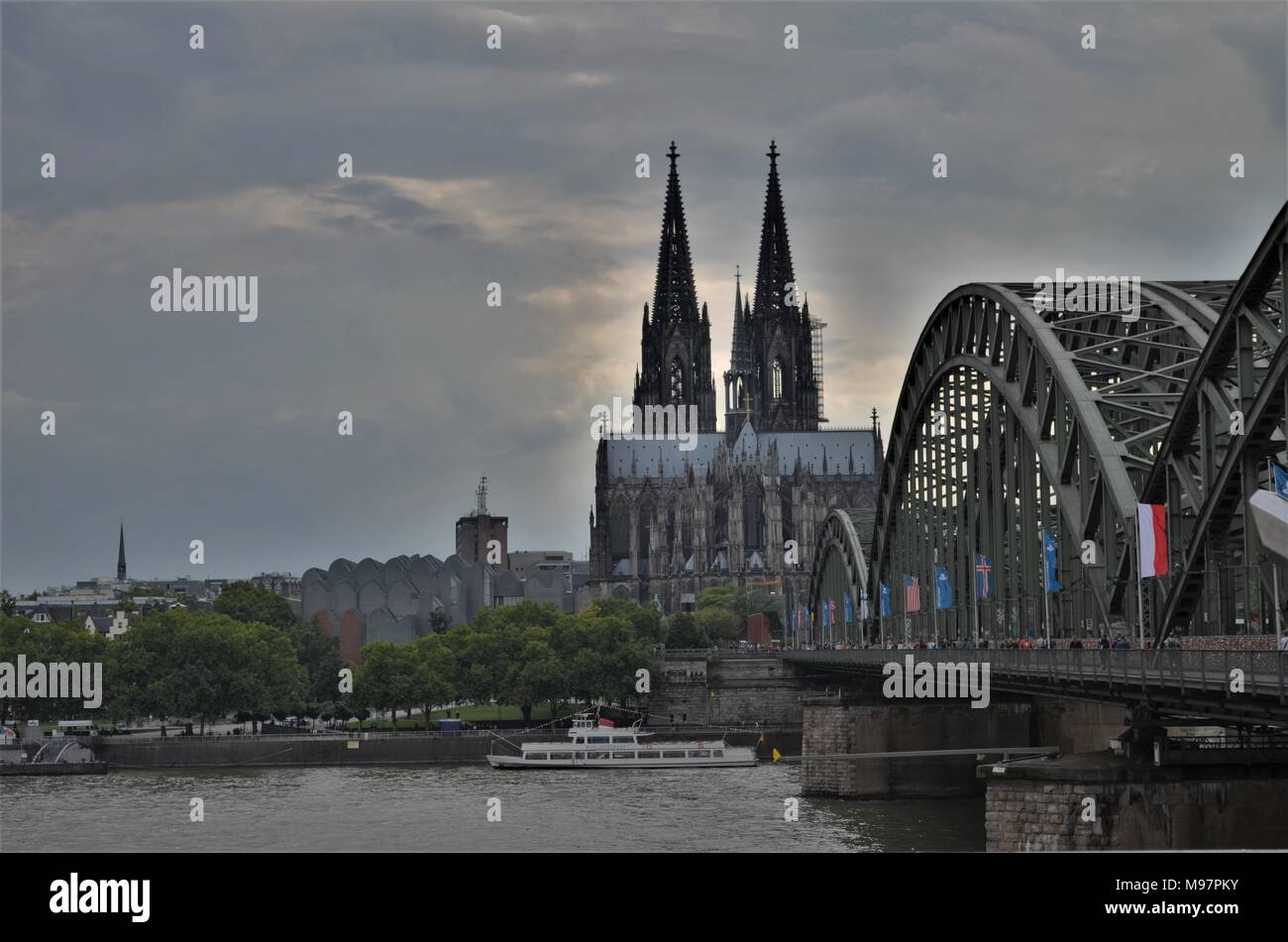 Kölner Dom und Rhein an einem bewölkten Tag Stockfoto