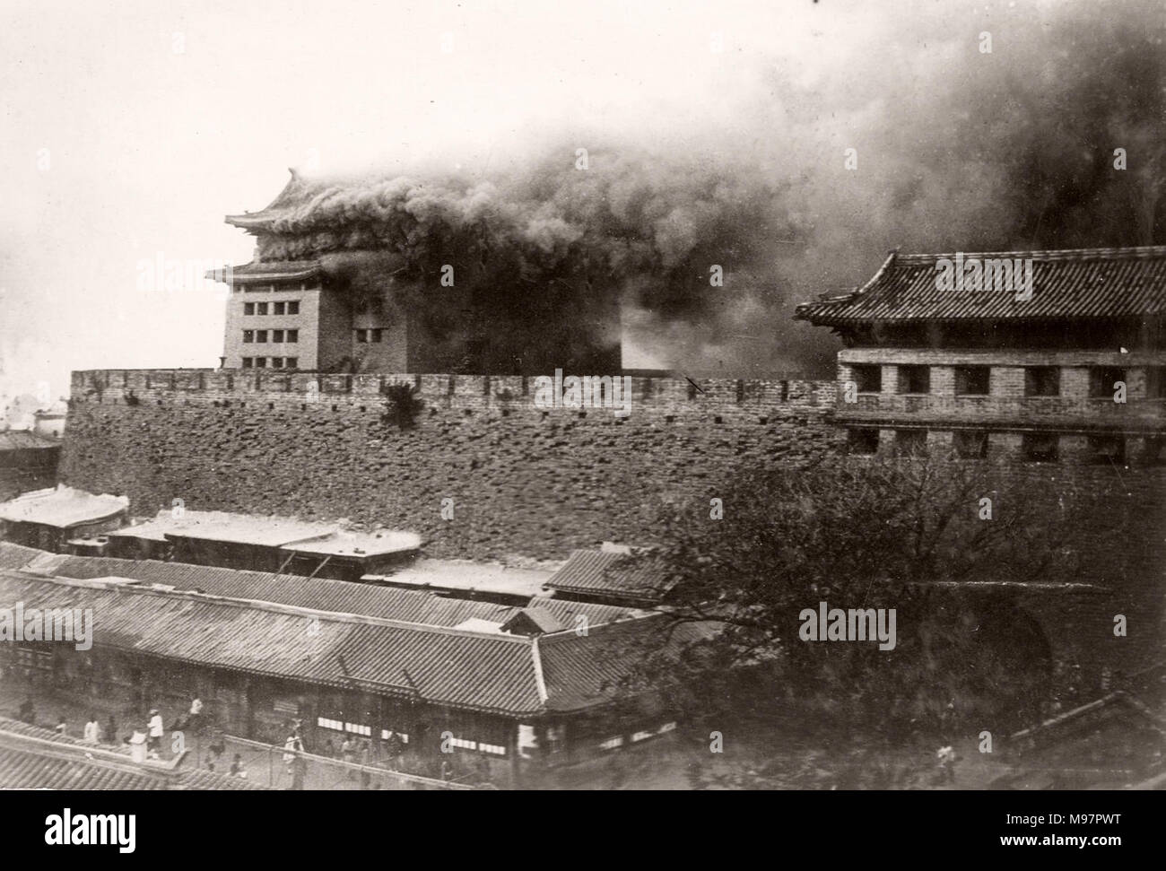 Vintage Foto China 1900 - Boxer Rebellion oder Aufstand, Yihetuan Bewegung - Bild aus einem Album eines britischen Soldaten, nahmen an der Unterdrückung des Aufstandes - Feuer auf der Stadtmauer von Peking Peking Stockfoto