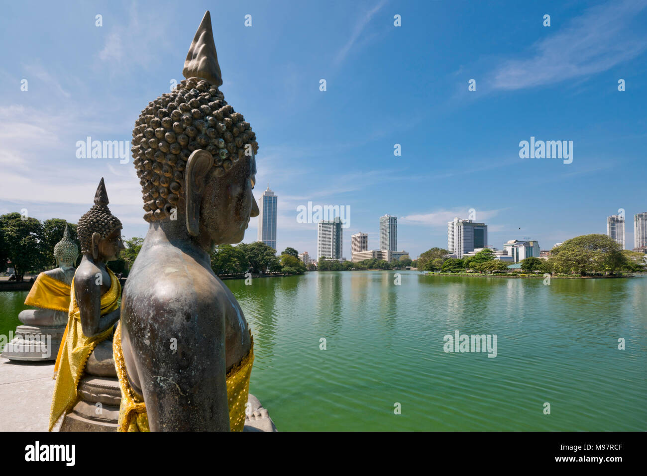 Horizontale Ansicht des Buddha Statuen an Seema Malaka Tempel in Colombo, Sri Lanka. Stockfoto