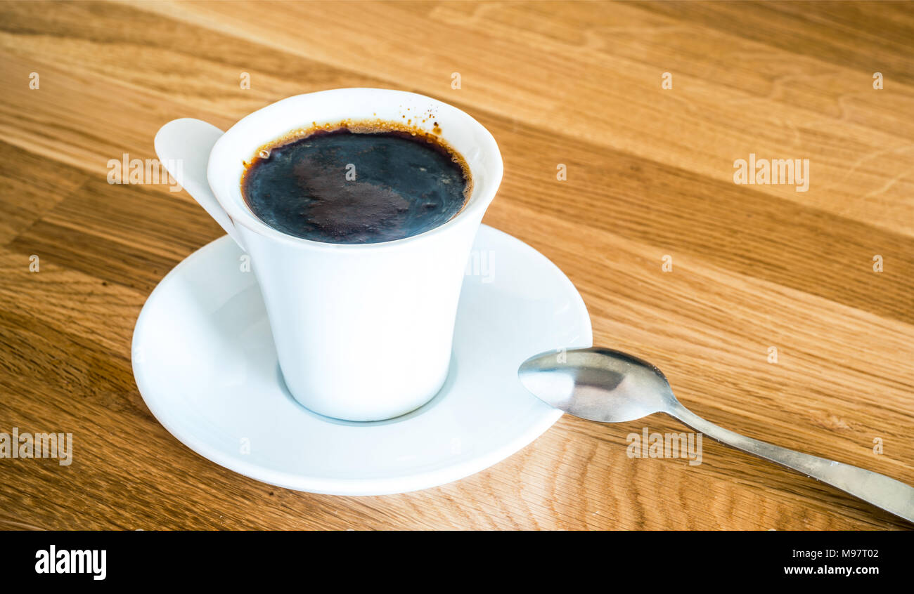 Schwarz Kaffee Tasse auf hölzernen Tisch Stockfoto