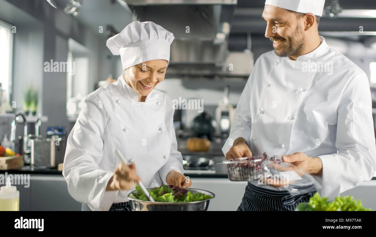 Männliche und weibliche Berühmte Köche Team zubereiten Salat für Ihre fünf  Sterne Restaurant. Sie arbeiten auf einem großen Restaurant Edelstahl  professionelle Küche Stockfotografie - Alamy