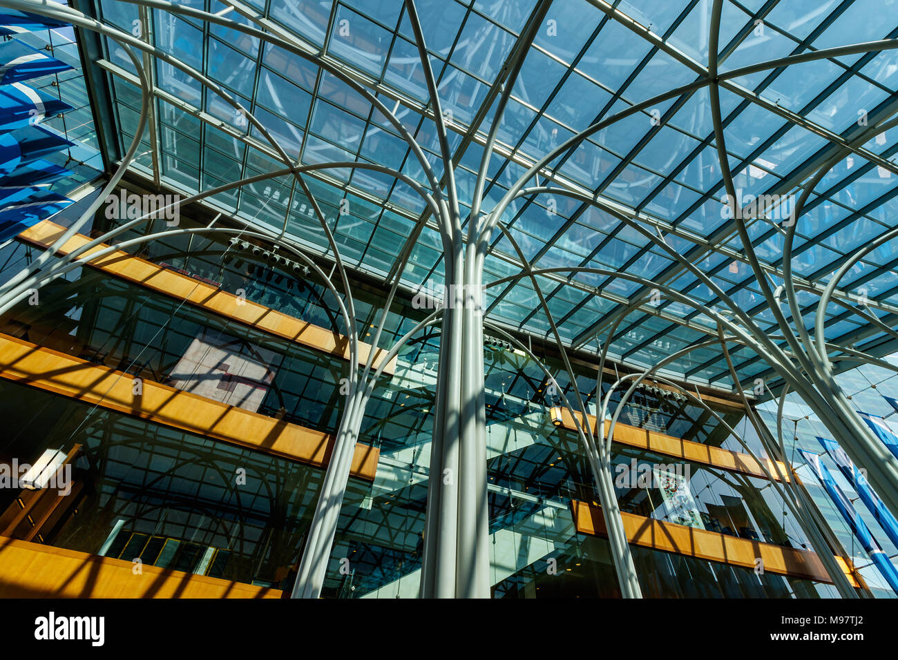 Indianapolis - ca. März 2018: Atrium aus Glas auf dem Indianapolis Central Library ummantelt. Die 10.000 Quadratfuß, Atrium aus Glas ist die Nabe der Cent Stockfoto