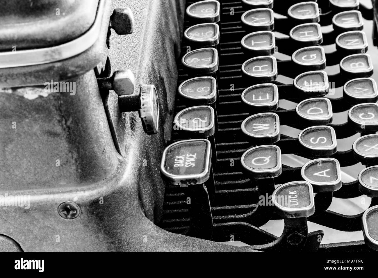 Antike Schreibmaschine - Eine antike Schreibmaschine mit traditionellen QWERTY-Tasten ICH Stockfoto