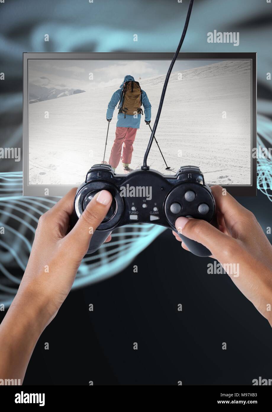 Hände halten Gaming Controller mit Skifahren person im Fernsehen Stockfoto