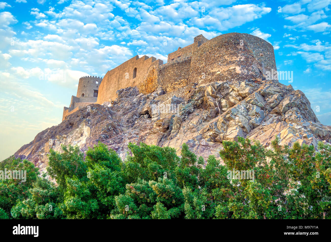 Low Angle Blick auf eine alte verlassene Festung auf dem Hügel - Muscat, Oman. Stockfoto