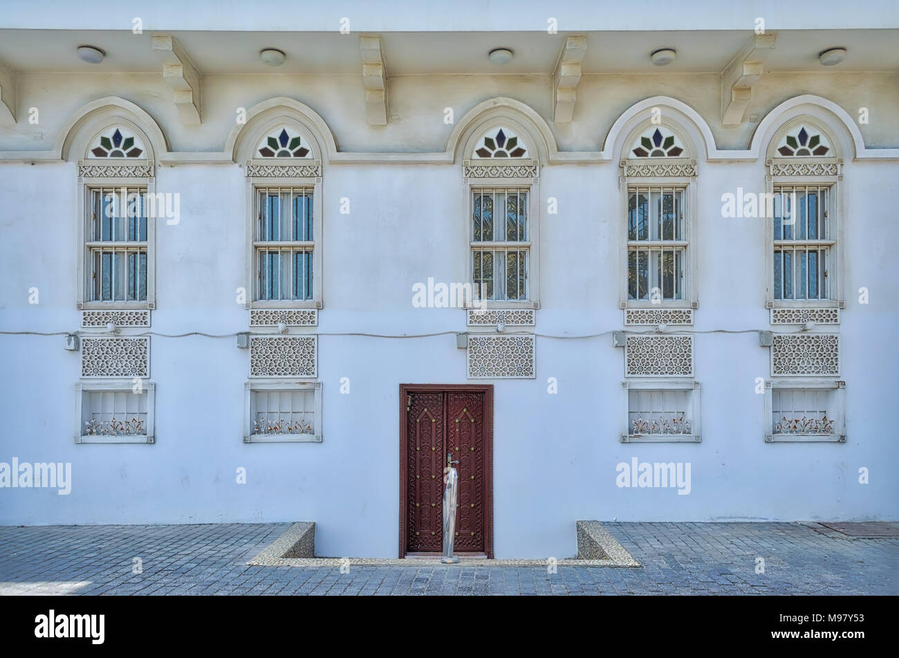 Die alten, traditionellen, arabischen Stil Fenster und Türen an der Vorderseite des Hauses - Muscat, Oman. Stockfoto