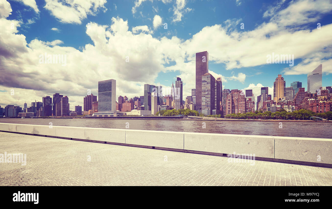 Manhattan Skyline von der Roosevelt Island gesehen, Farbe getonte Bild, New York City, USA. Stockfoto