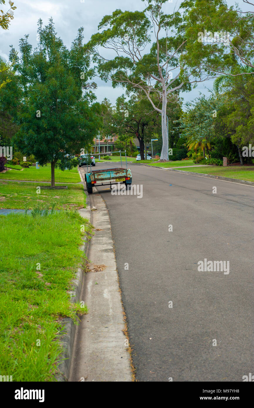 Suburban Menai. Vertikale Ansicht von lokalen Straße mit Anhänger geparkt. MENAI. NSW. Australien Stockfoto