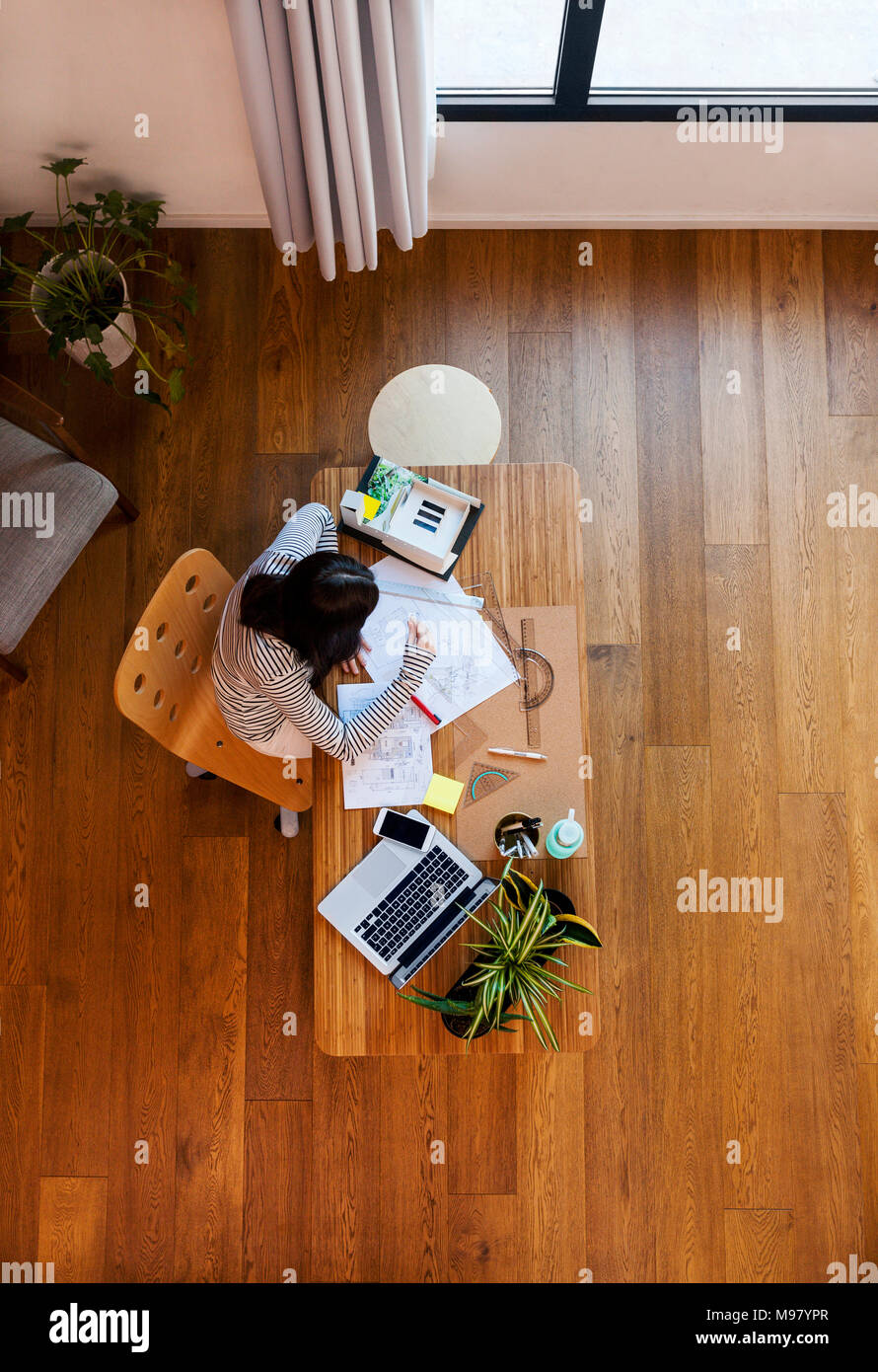 Der junge Architekt arbeiten im Büro, aus direkt über Stockfoto