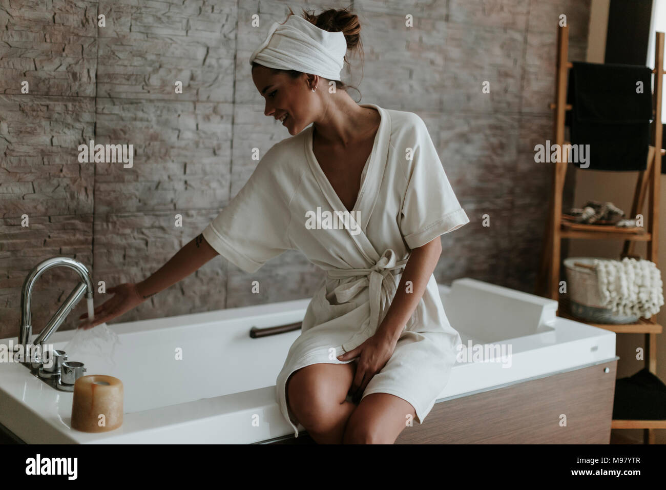 Junge Frau bereitet ein Bad im Spa Stockfoto