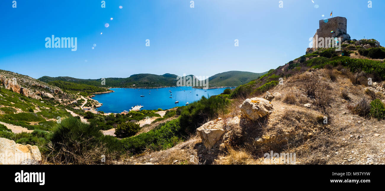 Spanien, Balearen, Mallorca, Colònia de Sant Jordi, Parque Nacional de Cabrera, Cabrera-Nationalpark, Cabrera-Archipel, Ausblick auf Hafen und Burg vo Stockfoto