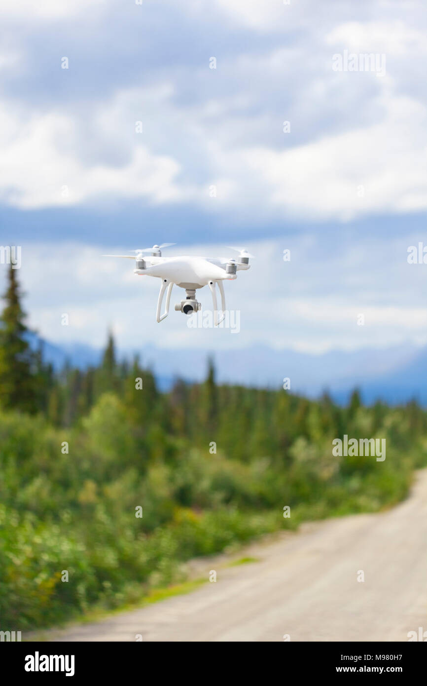 USA, Alaska, Denali Highway, Flying drone mit Kamera Stockfoto