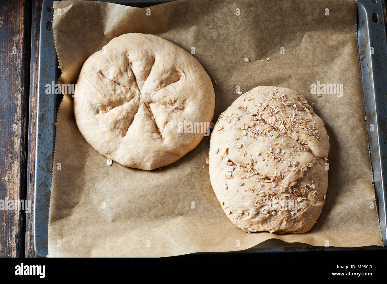 Zwei Rohmaterial Laibe Brot Dinkel auf Backblech Stockfoto