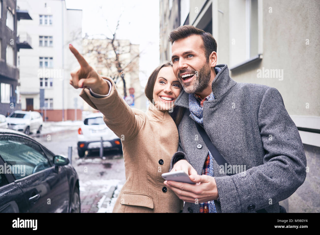 Portrait von glücklichen Paares auf Städtereise Stockfoto